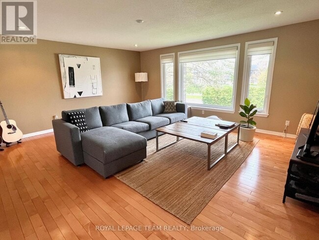 102 Monterey Dr in Ottawa, ON - Building Photo - Building Photo