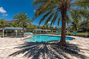 6972 Avalon Cir in Naples, FL - Building Photo