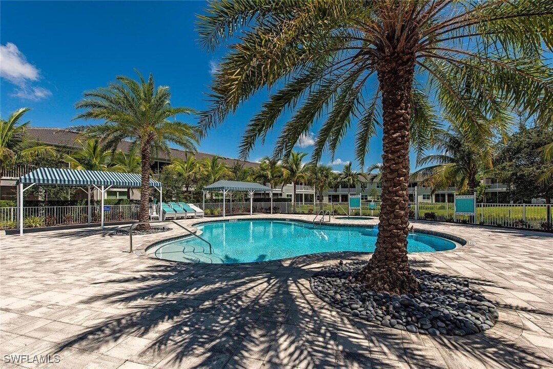 6972 Avalon Cir in Naples, FL - Building Photo