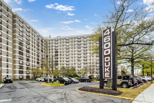 4600 Duke St in Alexandria, VA - Foto de edificio - Building Photo