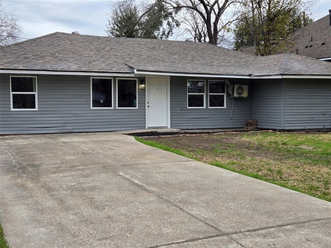 5823 Lyndhurst Dr in Houston, TX - Building Photo - Building Photo