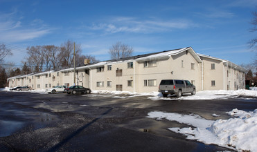 Farmington Plaza Apartments in Farmington, MI - Building Photo - Building Photo