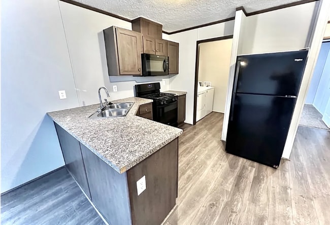 17020 Sleepy Hollow Blvd in Holly, MI - Building Photo - Building Photo