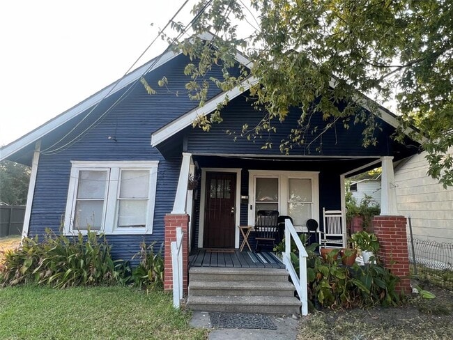 property at 121 N Hagerman St