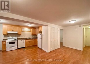 17 Castle View Ave in Toronto, ON - Building Photo - Building Photo