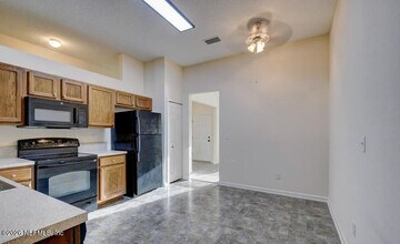 8648 Floorstone Mill Dr in Jacksonville, FL - Building Photo - Building Photo