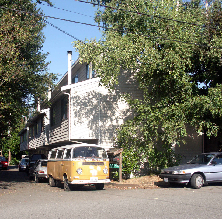 Holly Tree Townhouse Apartments in Issaquah, WA - Building Photo