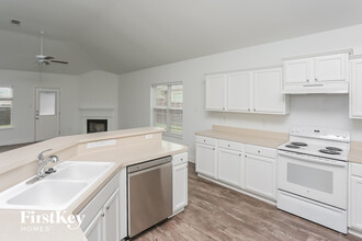 1013 Swan Cir in Saginaw, TX - Building Photo - Building Photo