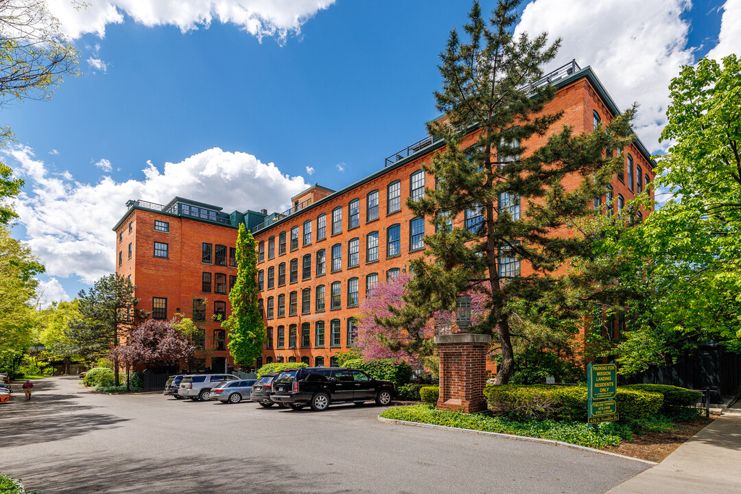 Mission Landing in Syracuse, NY - Foto de edificio