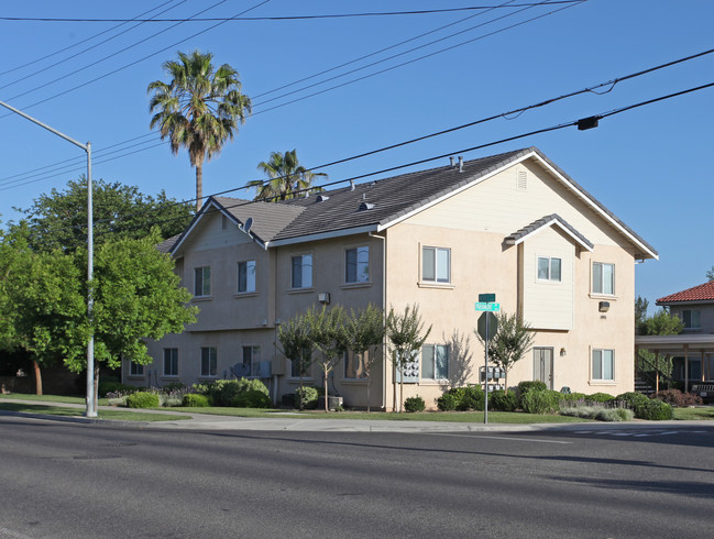 Paramount Apartments in Modesto, CA - Building Photo - Building Photo