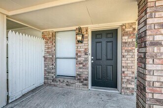 2114 Windhurst Dr in Arlington, TX - Building Photo - Building Photo