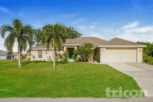 8606 Lisa Blvd in North Port, FL - Building Photo