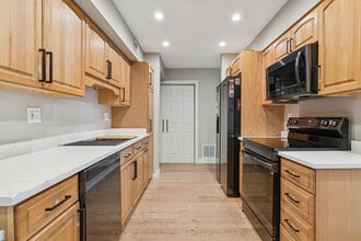 837 Pahl Rd in Elk Grove Village, IL - Building Photo - Building Photo