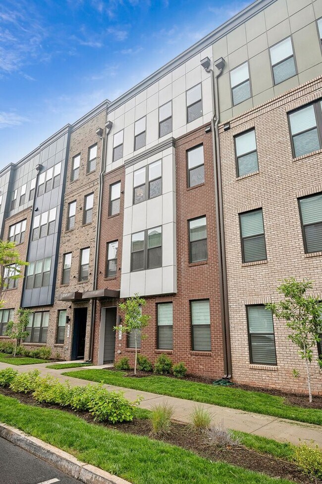 4610 Olivine Dr in Chantilly, VA - Foto de edificio - Building Photo