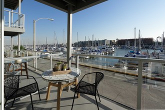 Wayfarer® Apartments + Marina in Marina Del Rey, CA - Foto de edificio - Building Photo