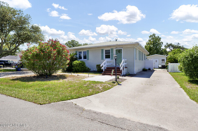 114 S 6th Ave in Kure Beach, NC - Foto de edificio - Building Photo