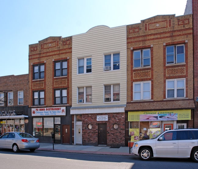 872 Broadway in Bayonne, NJ - Foto de edificio - Building Photo