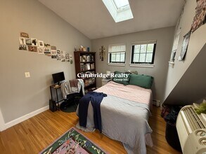 241 River St, Unit 10 in Cambridge, MA - Foto de edificio - Building Photo