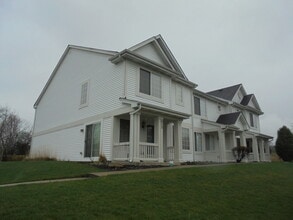674 Lincoln Station Dr in Oswego, IL - Building Photo - Building Photo