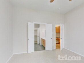 2205 Highland Hills Dr in Conroe, TX - Foto de edificio - Building Photo