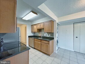 10204 Bushman Dr-Unit -324 in Oakton, VA - Foto de edificio - Building Photo