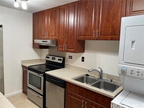 2465 Ala Wai Blvd in Honolulu, HI - Building Photo - Building Photo