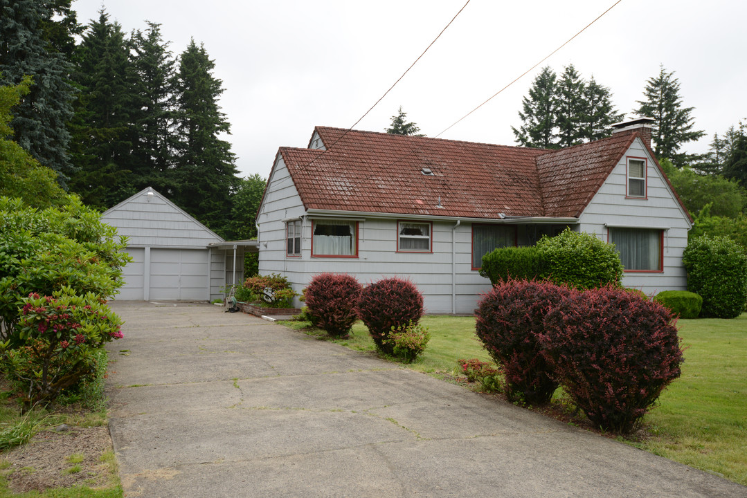 15141 E Burnside St in Portland, OR - Building Photo