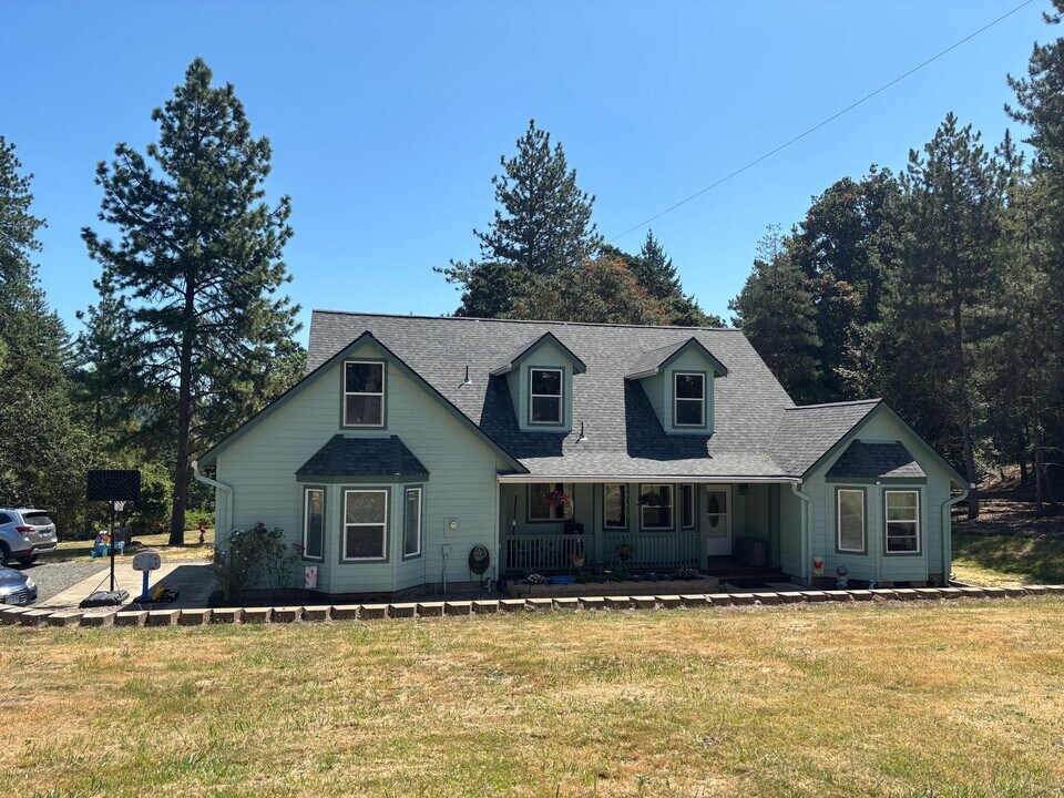 38641 First Creek Dr in Lebanon, OR - Building Photo