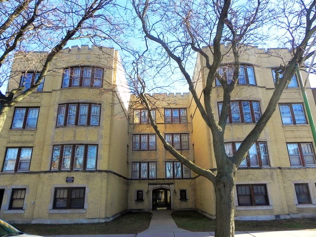 8317 S Drexel Ave in Chicago, IL - Foto de edificio - Building Photo