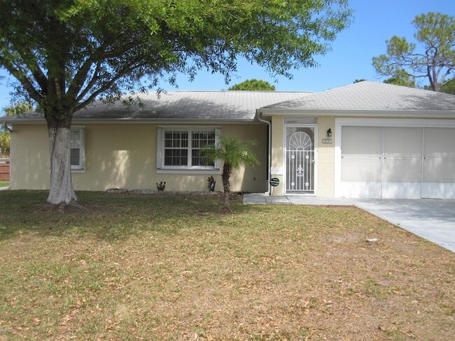 171 Americana Blvd NE in Palm Bay, FL - Foto de edificio - Building Photo