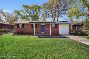 648 W Oliver St in Baldwin, FL - Building Photo