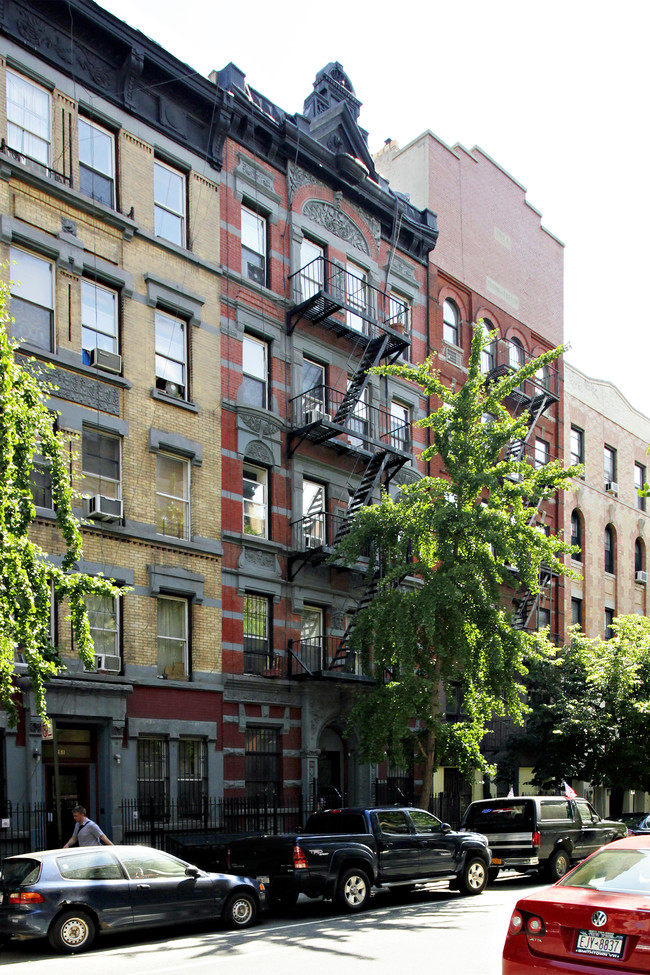 253 E 10th St in New York, NY - Foto de edificio - Building Photo