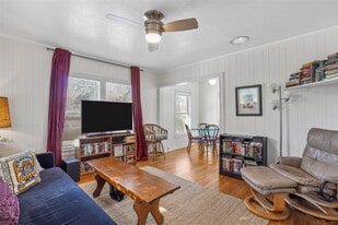 1915 Clover Ln in Fort Worth, TX - Building Photo