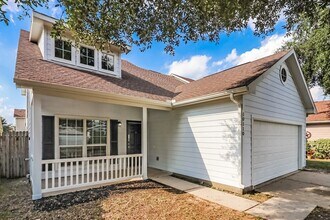 10110 Berrybriar Ln in Tomball, TX - Building Photo - Building Photo