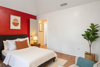 10204 Oak Terrace Cir in Dallas, TX - Building Photo - Building Photo