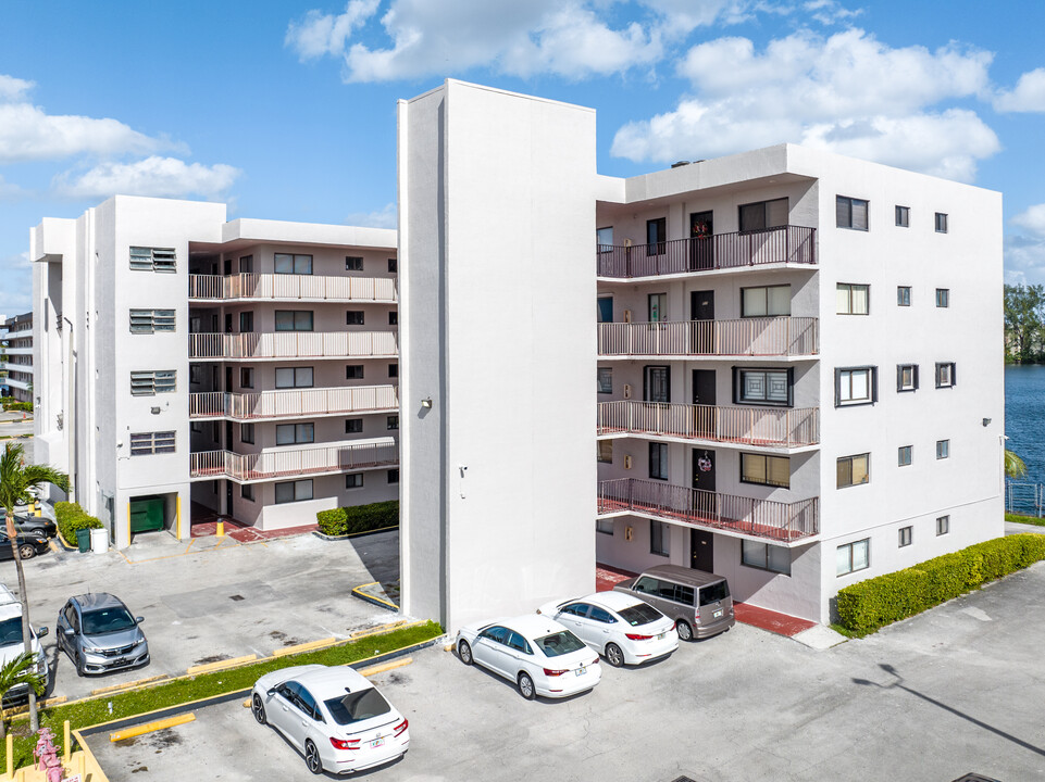 Vista Del Lago in Hialeah, FL - Foto de edificio