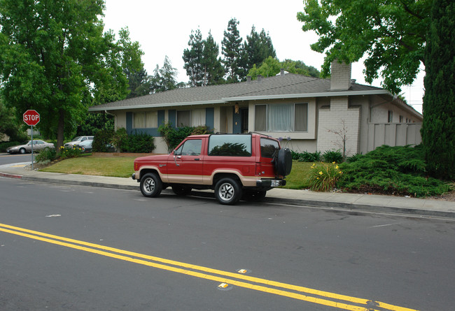 3700 Peacock Ct in Santa Clara, CA - Foto de edificio - Building Photo