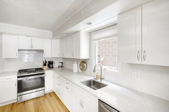 36 E 47th St, Unit apt 1 in Bayonne, NJ - Building Photo - Building Photo