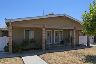 300 S College Ave in Dinuba, CA - Building Photo - Building Photo