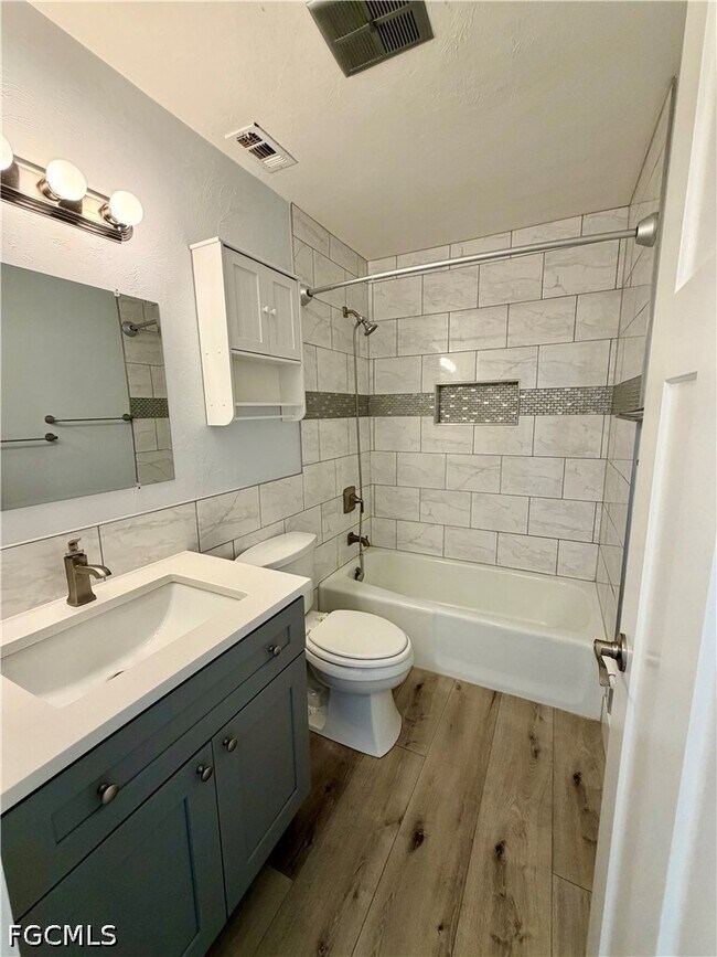 property at 3032 SE Santa Barbara Pl