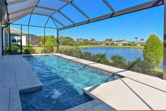 8013 Clearwater Ct in Sarasota, FL - Building Photo - Building Photo