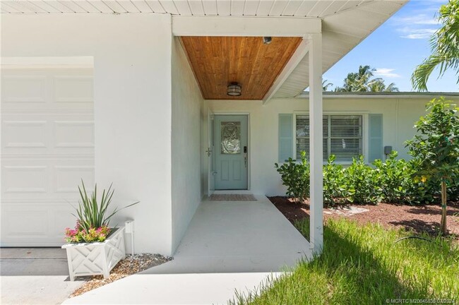 701 SE Alamanda Way in Stuart, FL - Foto de edificio - Building Photo