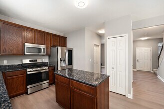 27106 Ladbroke St in Novi, MI - Building Photo - Building Photo