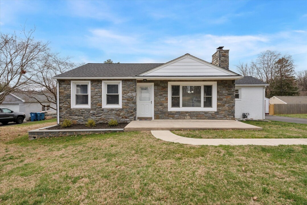 6 Lexington Ave in West Chester, PA - Building Photo