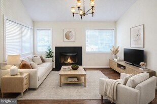 13373 Hungerford Pl in Herndon, VA - Building Photo