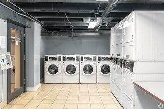 901 W Argyle St in Chicago, IL - Foto de edificio - Building Photo