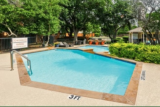 Creekside Village Apartments in Plano, TX - Foto de edificio - Building Photo