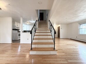 8 Stephanie Cir in Woburn, MA - Foto de edificio - Building Photo