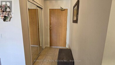 1 Maison Parc Ct in Toronto, ON - Building Photo - Building Photo