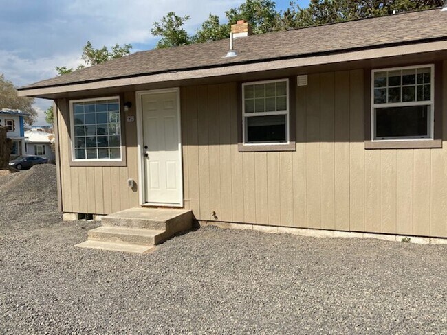 216-218 S Ash Ave in Warden, WA - Building Photo - Building Photo